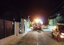 Uno de los camiones de bomberos que ha participado en las tareas de extinción.