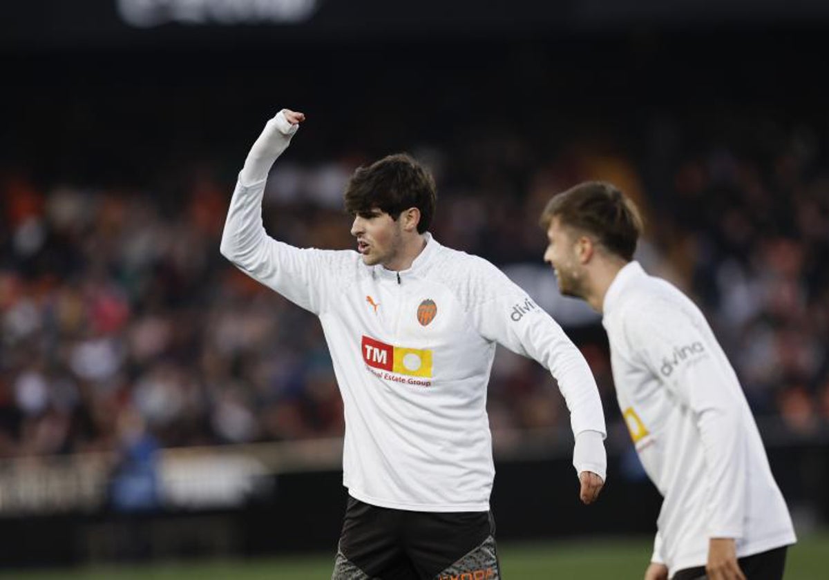 Javi Guerra, durante un entrenamiento con el Valencia.