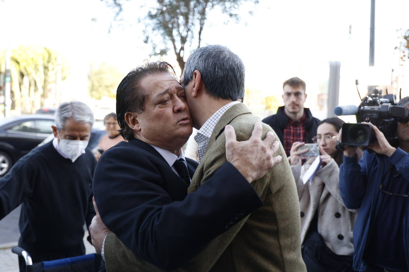 El ex torero Vicente Ruiz 'El Soro' visiblemente afectado, junto a Vicente Barrera