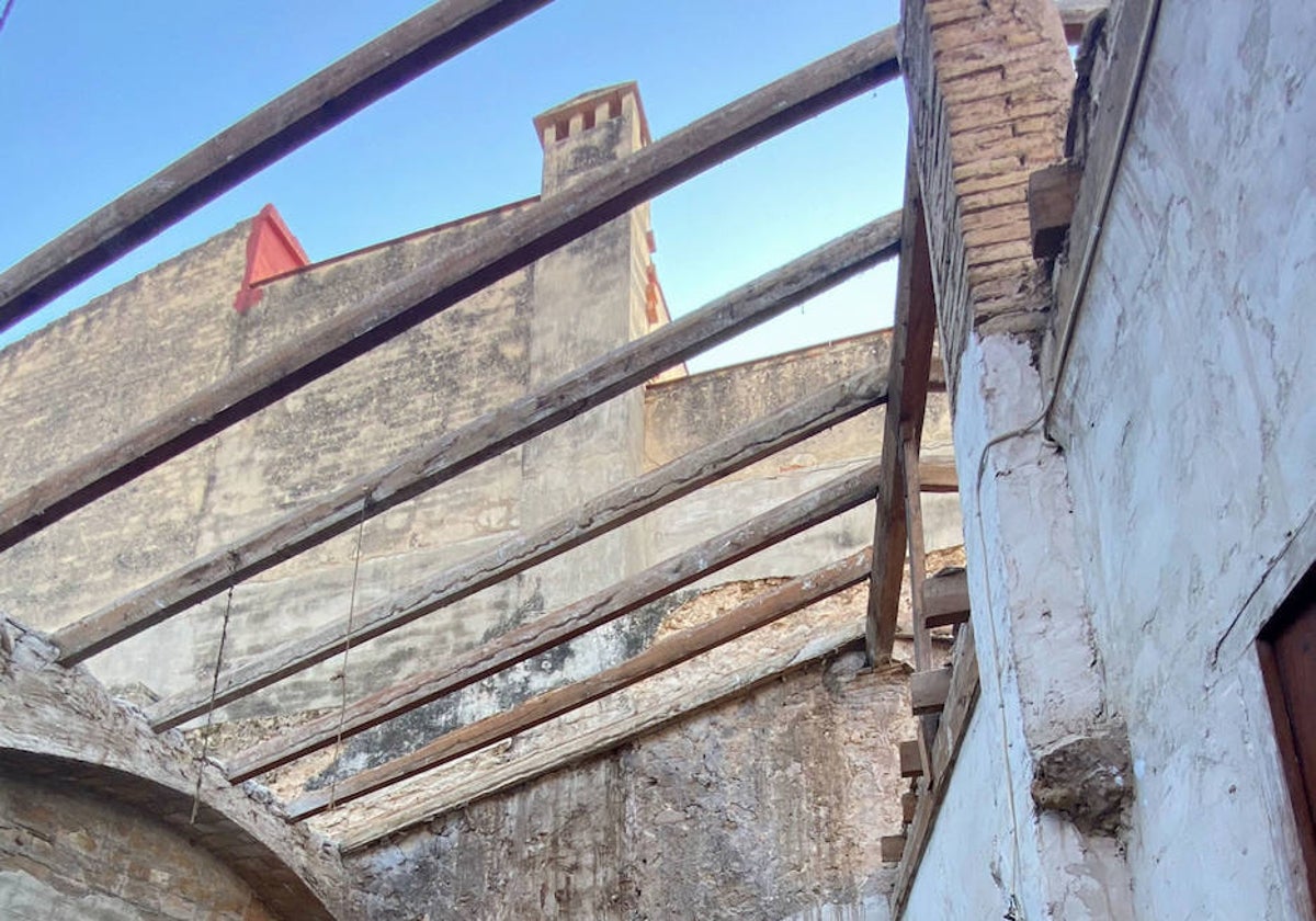 Piden ayuda a los feligreses para reparar el tejado de la casa parroquial de Beniarbeig