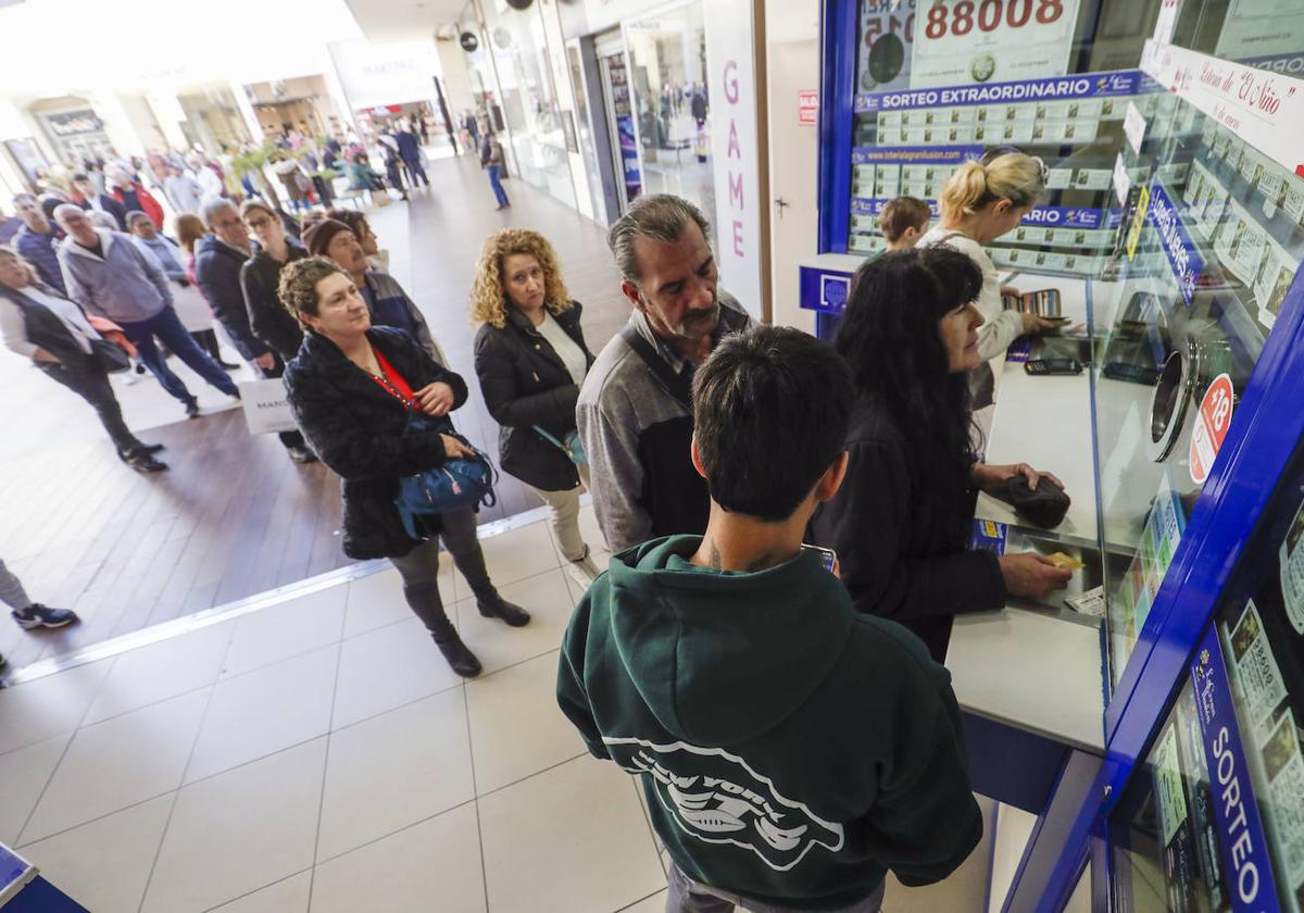 Colas en una administración de Loterías y Apuestas del Estado, en una imagen de archivo.