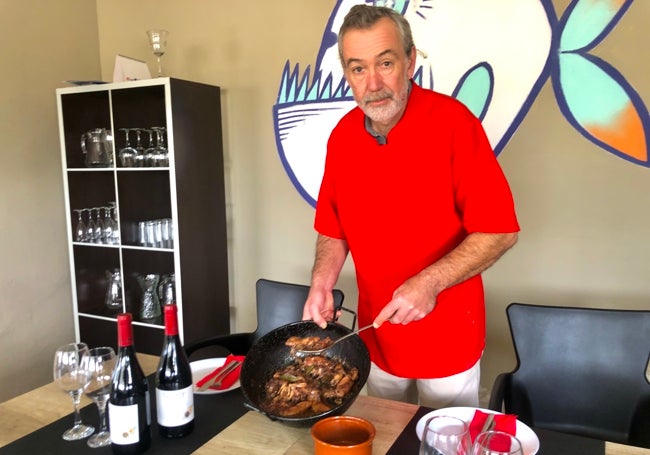 Sergio Vidal, con un caldero de calamares de playa en salsa.