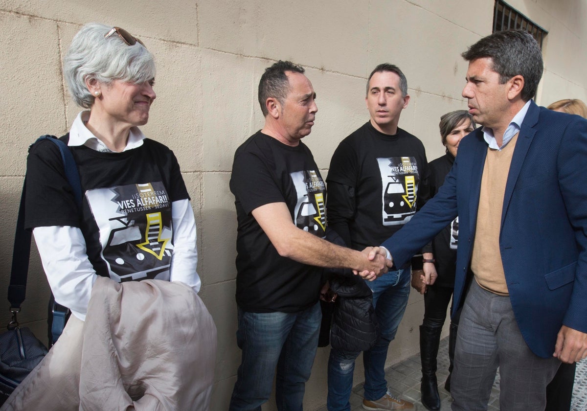 Carlos Mazón, junto a los miembros de la plataforma por el soterramiento del paso a nivel de Alfafar.