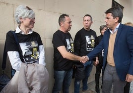 Carlos Mazón, junto a los miembros de la plataforma por el soterramiento del paso a nivel de Alfafar.