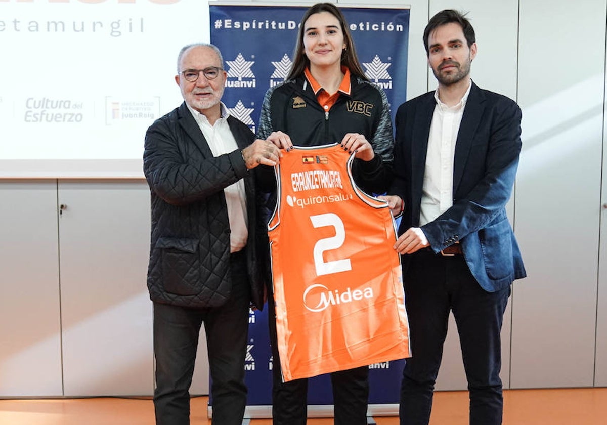 Eraunzetamurgil posa con la camiseta taronja en L'Alqueria del Basket.