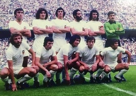 Alineación en el Vicente Calderón. De pie: Carrete, Cabral, Botubot, Castellanos, Kempes y Manzanedo. Agachados: Cordero, Saura, Diarte, Arias y Eloy.