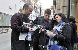 Un vendedor de la ONCE con varios clientes, en una imagen de archivo.