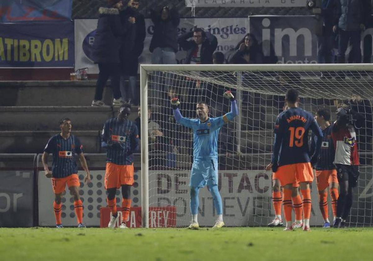 El Valencia, en el choque ante el Arosa.