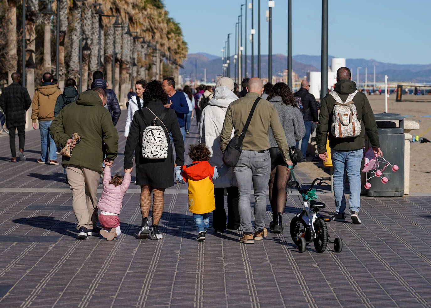 Los niños juegan con sus regalos el día de Reyes en Valencia