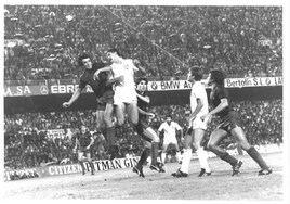 Manuel Botubot, en pleno salto con el barcelonista Alesanko en un partido en Mestalla en 1982 con Robert atento.