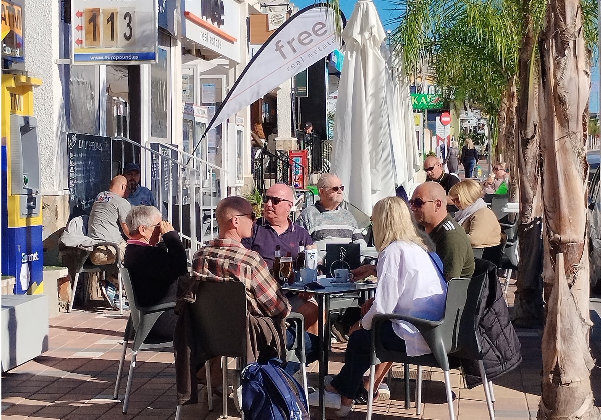 Una mañana cualquiera en la avenida de las Nacionas de Ciudad Quesada: sol y cerveza