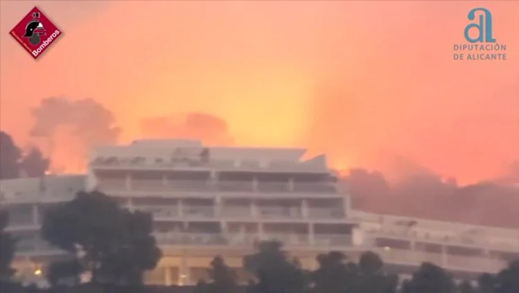 Vídeo del incendio forestal en Altea (Alicante) que ha afectado a una urbanización de lujo