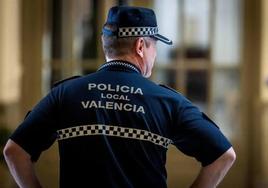 Un agente de Policía Local, en el Ayuntamiento de Valencia