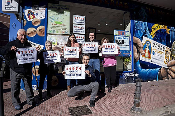 Agraciados con el 'Primer Premio' del Sorteo Extraordinario de El Niño 2024