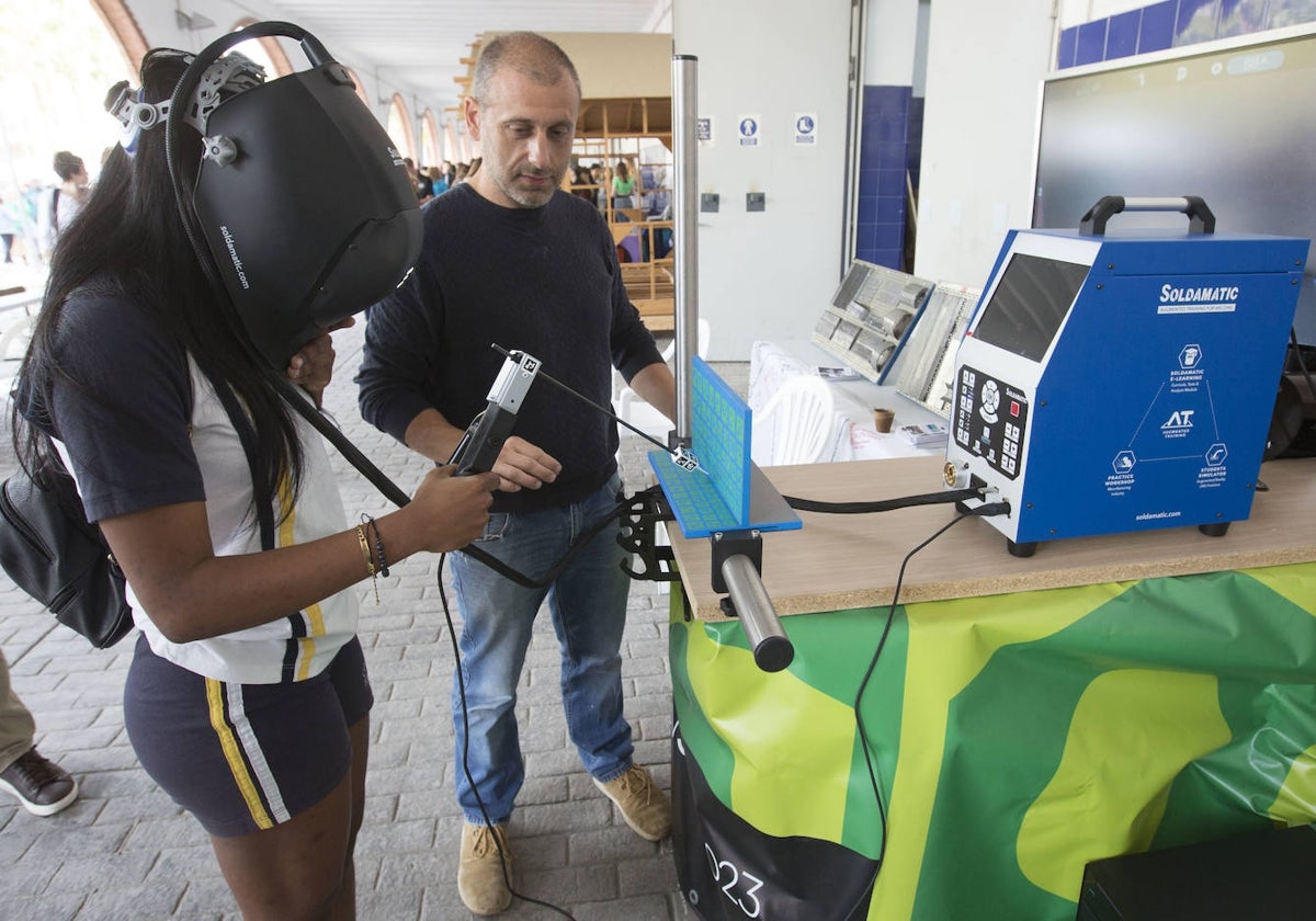 Una joven prueba un equipo de soldadura en una feria comarcal de FP.