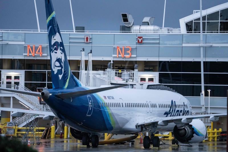 Imagen secundaria 1 - Un Boeing 737 de Alaska Airlines roza la tragedia tras explotar el fuselaje en pleno vuelo con 171 pasajeros a bordo