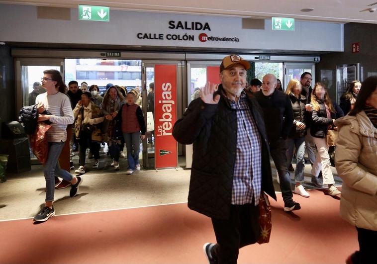 Los primeros compradores en las Rebajas de enero en El Corte Inglés de Pintor Sorolla en Valencia.