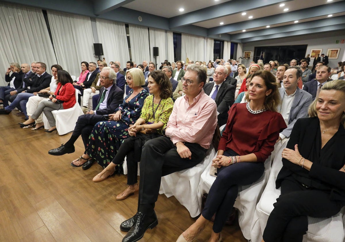 Asistentes a la conferencia de Carlos Bertomeu, organizada por el Club de Encuentro en 2022.