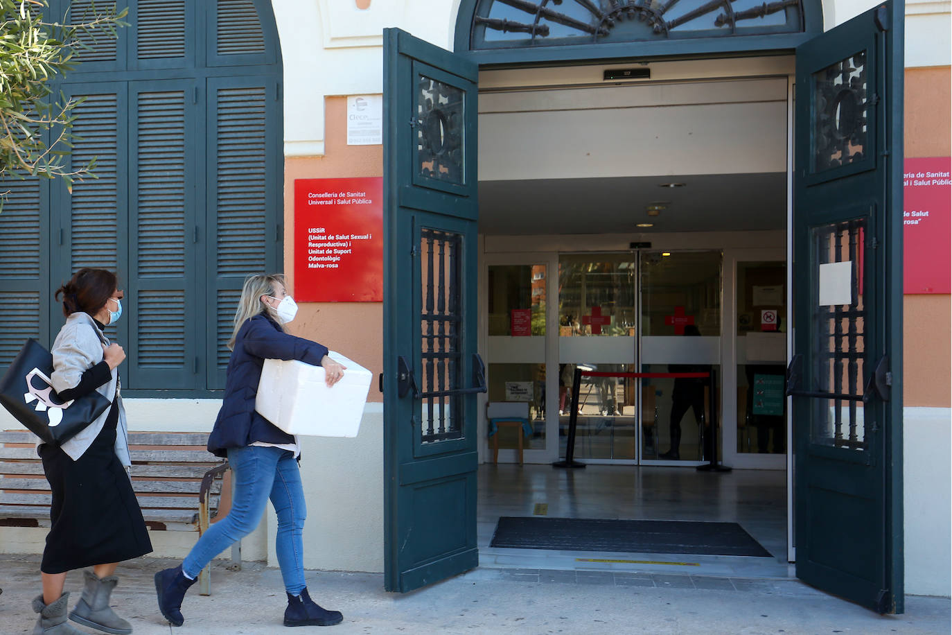 Éxito en el primer día de vacunación de la gripe y el covid en la Comunitat