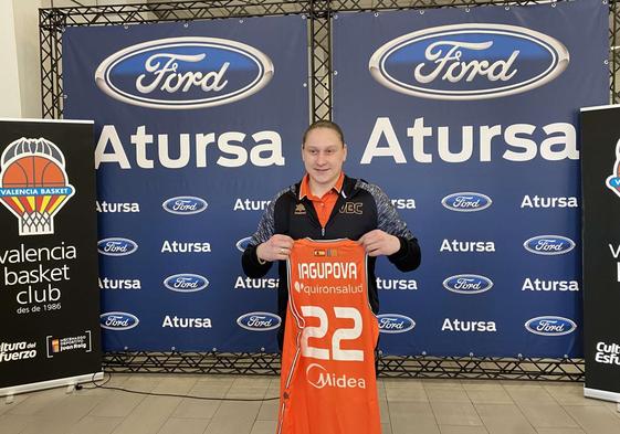 Alina Iahupova con la camiseta del Valencia Basket junto a Carbonell .