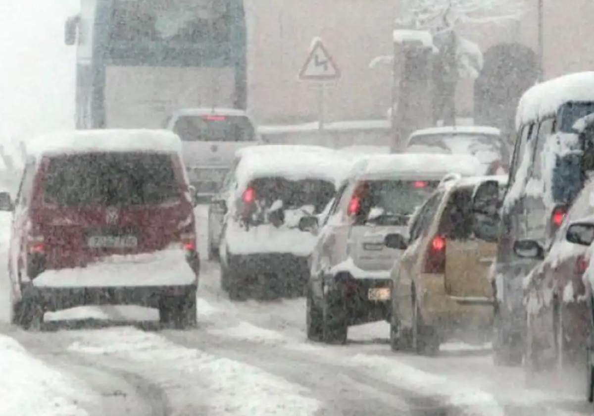 El truco de la DGT si te pilla la nieve conduciendo y no puedes parar