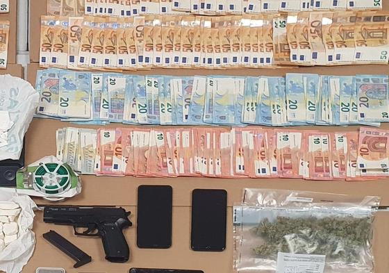 Dinero, armas y sustancias encontradas en los registros.