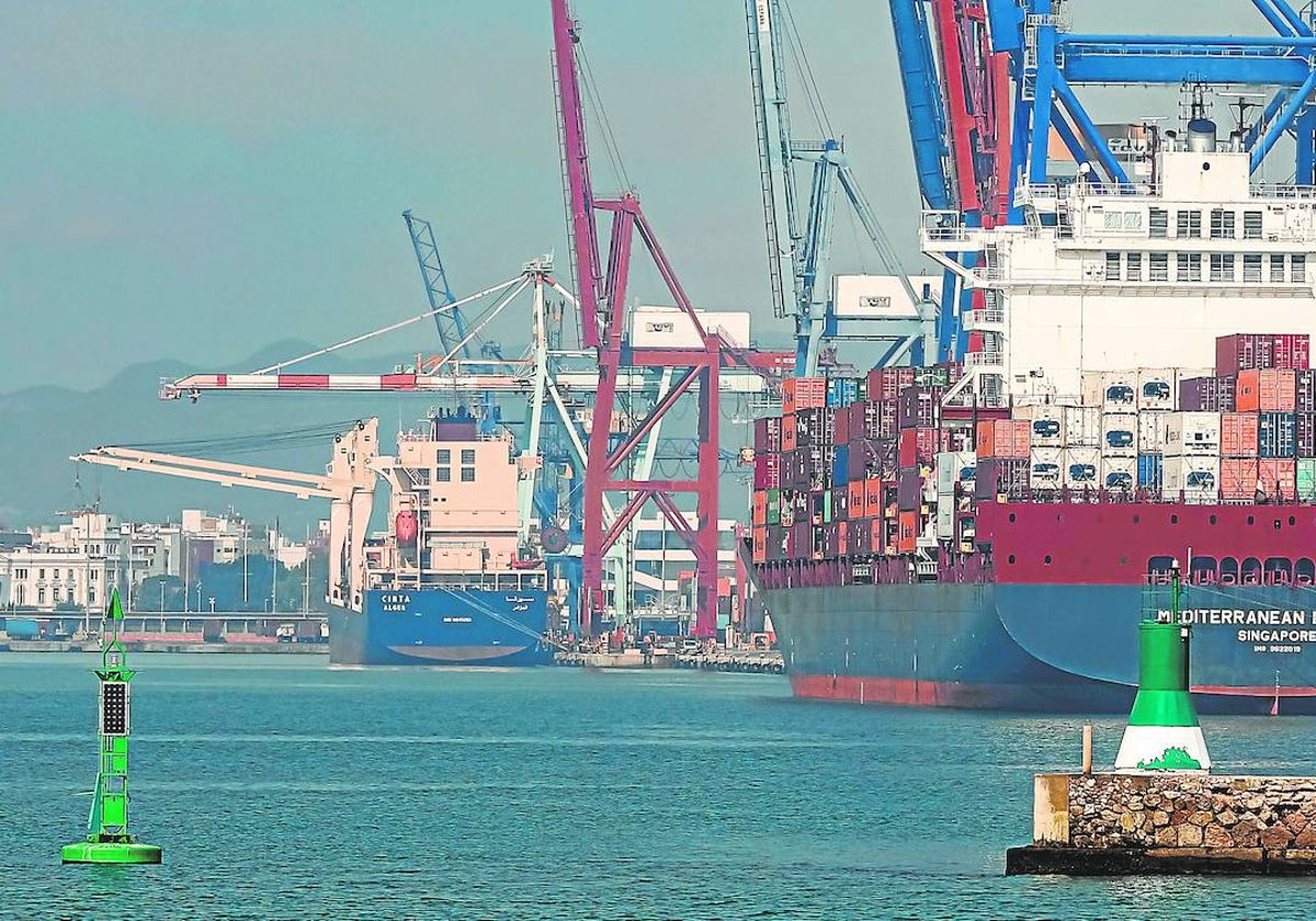 Un portacontenedores en una de las terminales del puerto de Valencia.