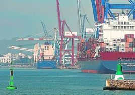 Un portacontenedores en una de las terminales del puerto de Valencia.