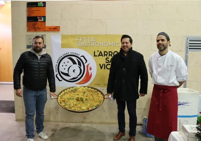 El alcalde Vicent Estruch y el cocinero Salva Olmos durante la presentación de Guadassuar.