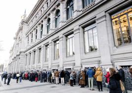 Cientos de personas hicieron cola hace un año para contratar Letras del Tesoro en el Banco de España.