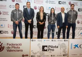 Los principales referentes de la pilota profesional posan ayer con los representantes institucionales.