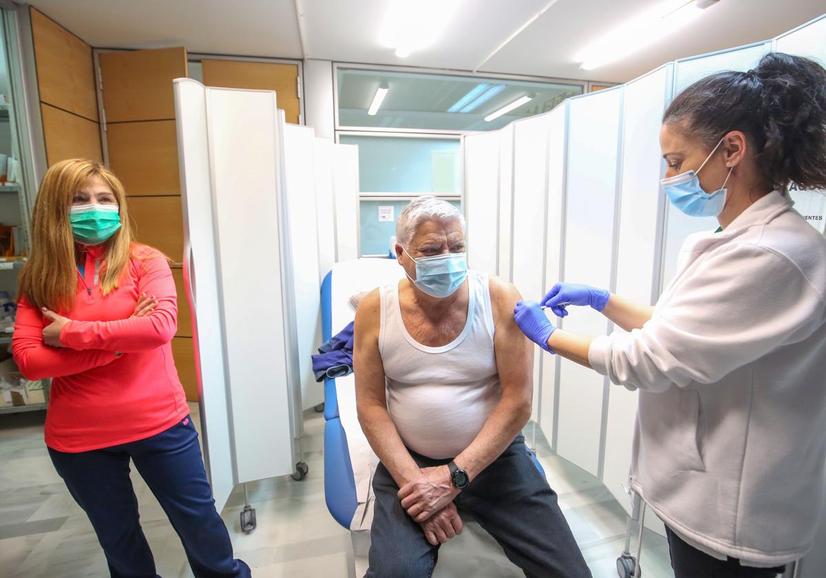 Un paciente se vacuna en un centro de salud de Valencia.