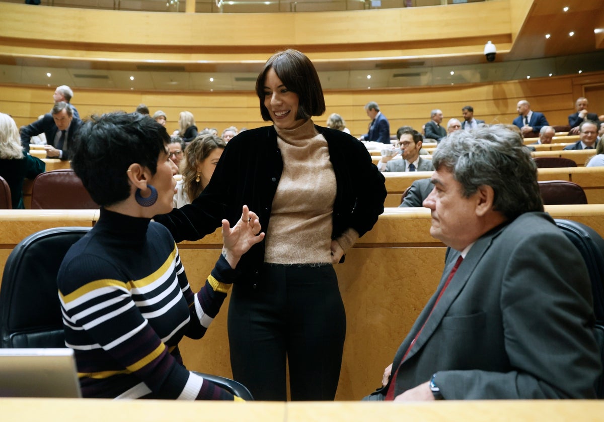 La ministra Morant, en el centro, charla este miércoles con los ministros Sáiz y Escrivá en el Senado.