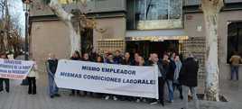 Trabajadores frente a la conselleria.