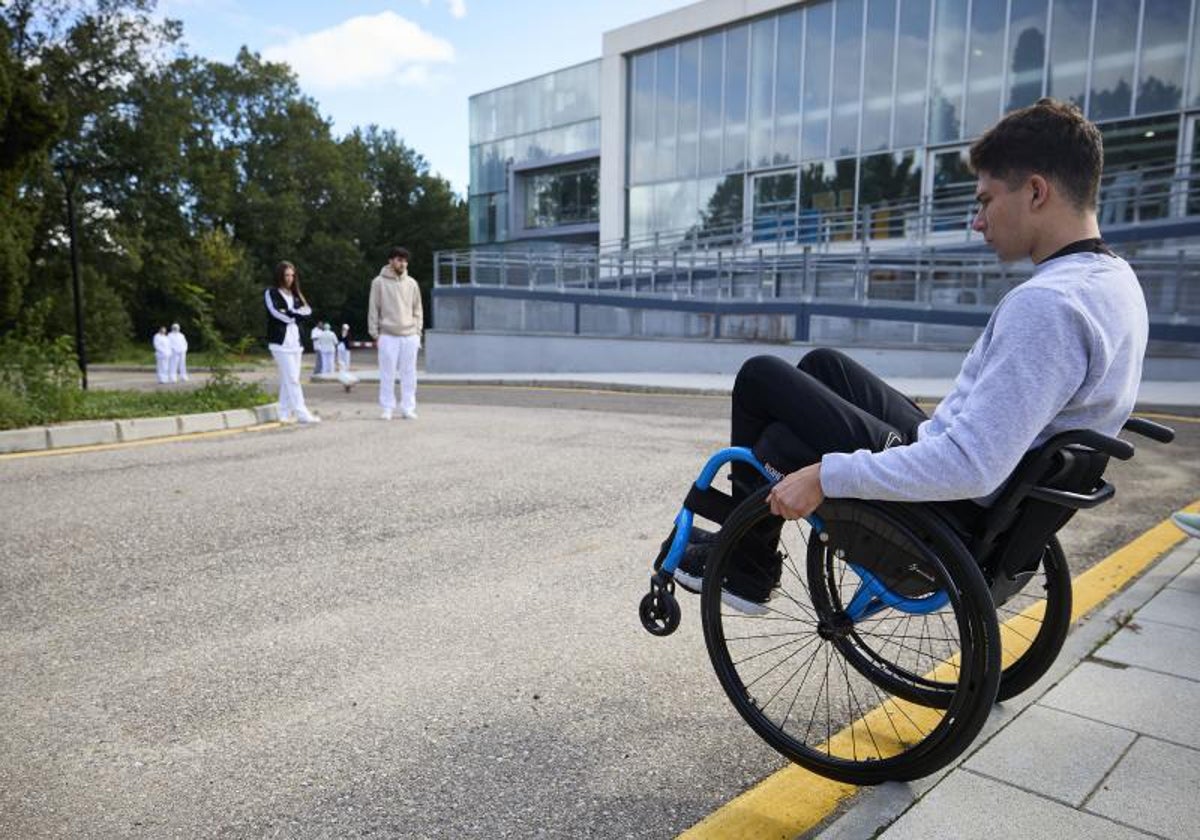 Carlos Tatay realiza un ejercicio durante el tiempo que estuvo interno en el hospital de parapléjicos de Toledo.