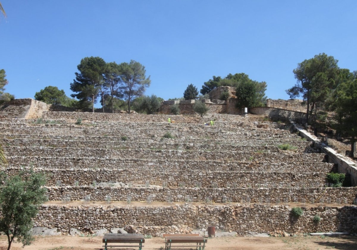 Márgenes del piedra seca del castillo.