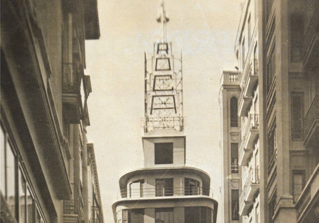 Detalle de la torre en la tienda de la calle San Vicente.