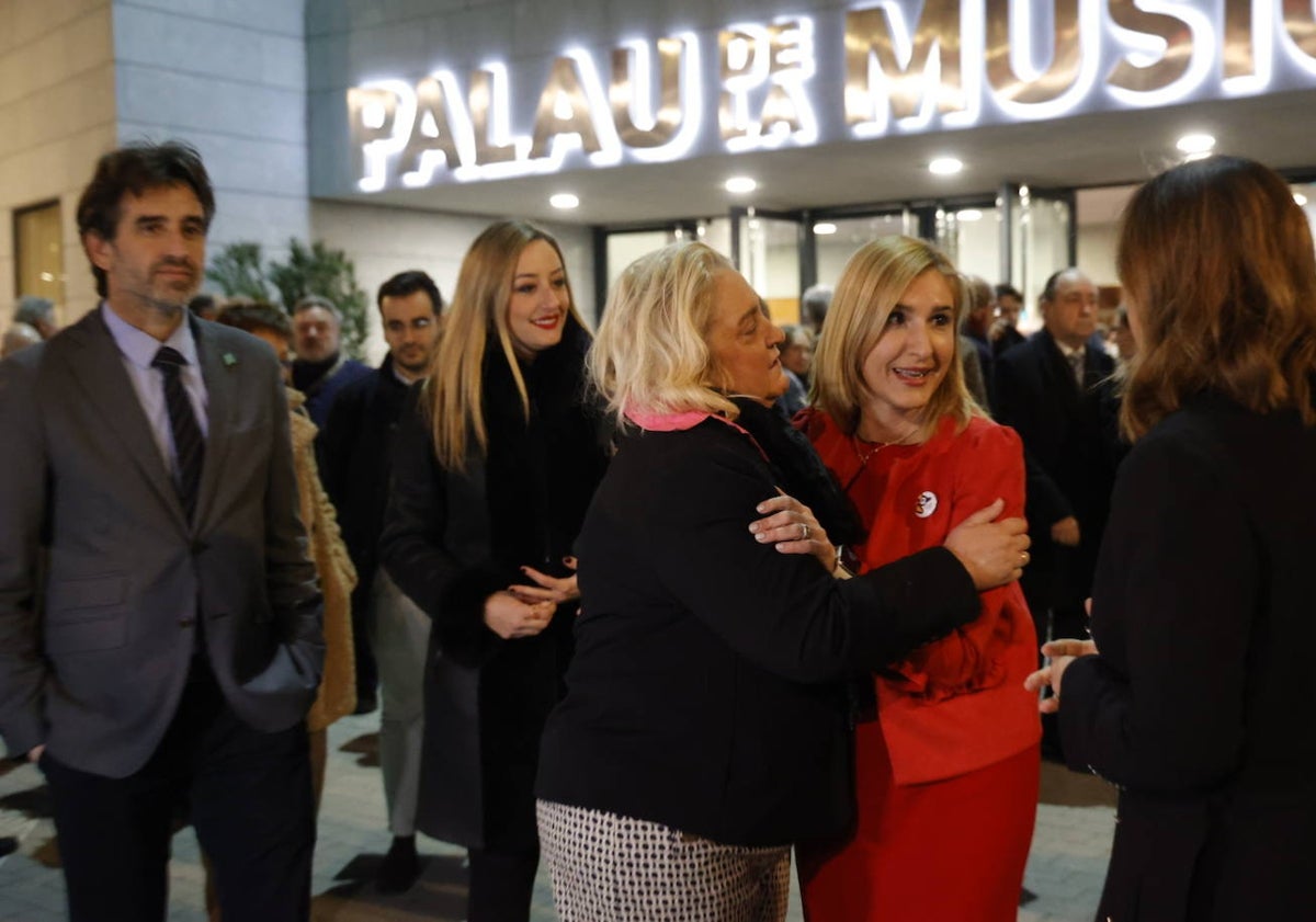 Imagen principal - Momento de la llegada de la consellera Salomé Pradas, la ministra Diana Morant y la delegada del Gobierno, Pilar Bernabñe, junto a la alcaldesa de Valencia. María José Catalá.