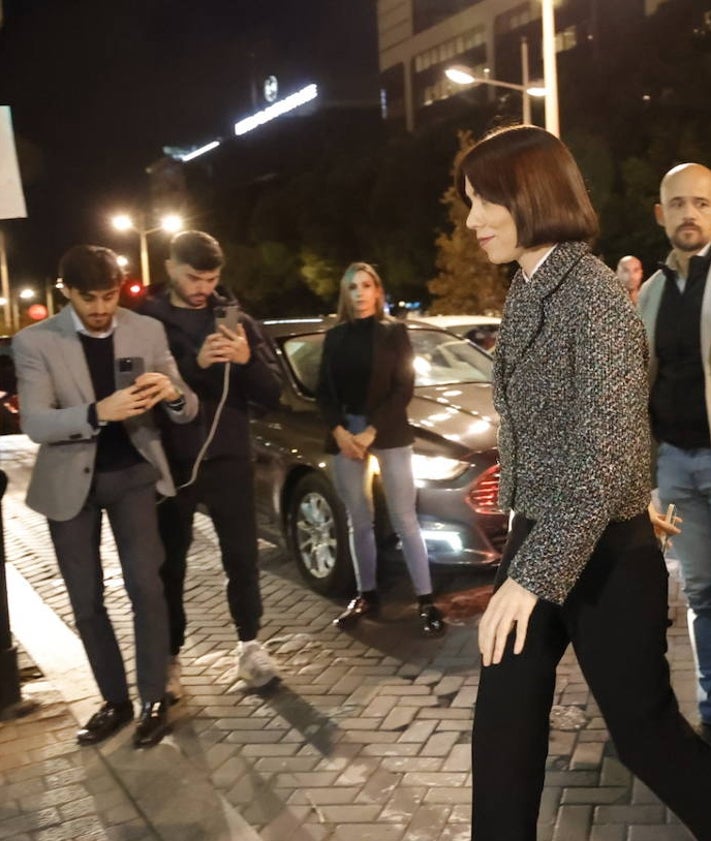 Imagen secundaria 2 - Momento de la llegada de la consellera Salomé Pradas, la ministra Diana Morant y la delegada del Gobierno, Pilar Bernabñe, junto a la alcaldesa de Valencia. María José Catalá.