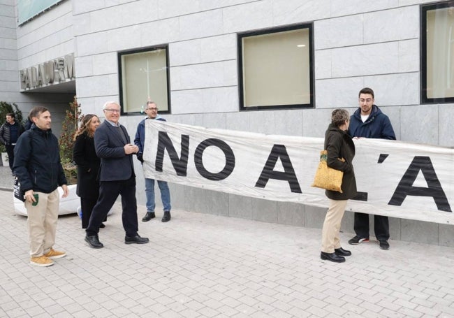 Los componentes de Compromís y el exalcalde Joan Ribó, junto a la pancarta en contra de la ampliación del puerto.