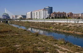Zona donde se proyecta el parque de desembocadura, con l'Oceanogràfic en el fondo.