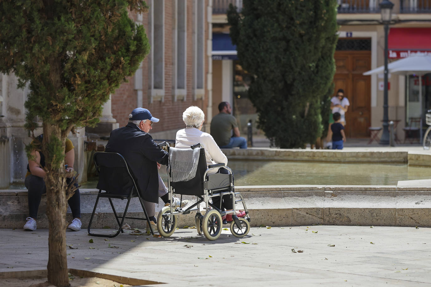 Una pareja de jubilados en la Plaza del Patriarca de Valencia.