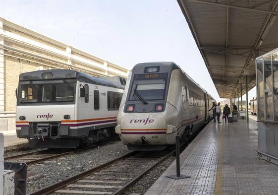 Trenes de Corto y Medio recorrido en la estación de Renfe en una imagen de arhivo.