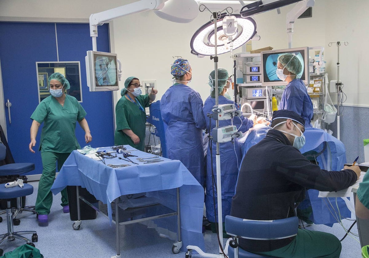 Equipo médico durante una intervención, en una imagen de archivo.