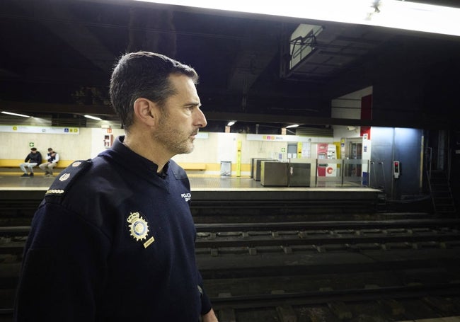 El inspector jefe Félix Domínguez, junto al túnel de la estación de Jesús donde la Policía auxilió a heridos.