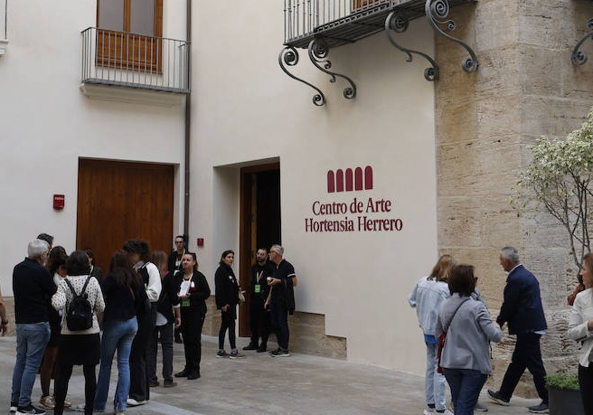 Fachada que muestra el rótulo del Centro de Arte Hortensia Herrero en la calle del Mar.