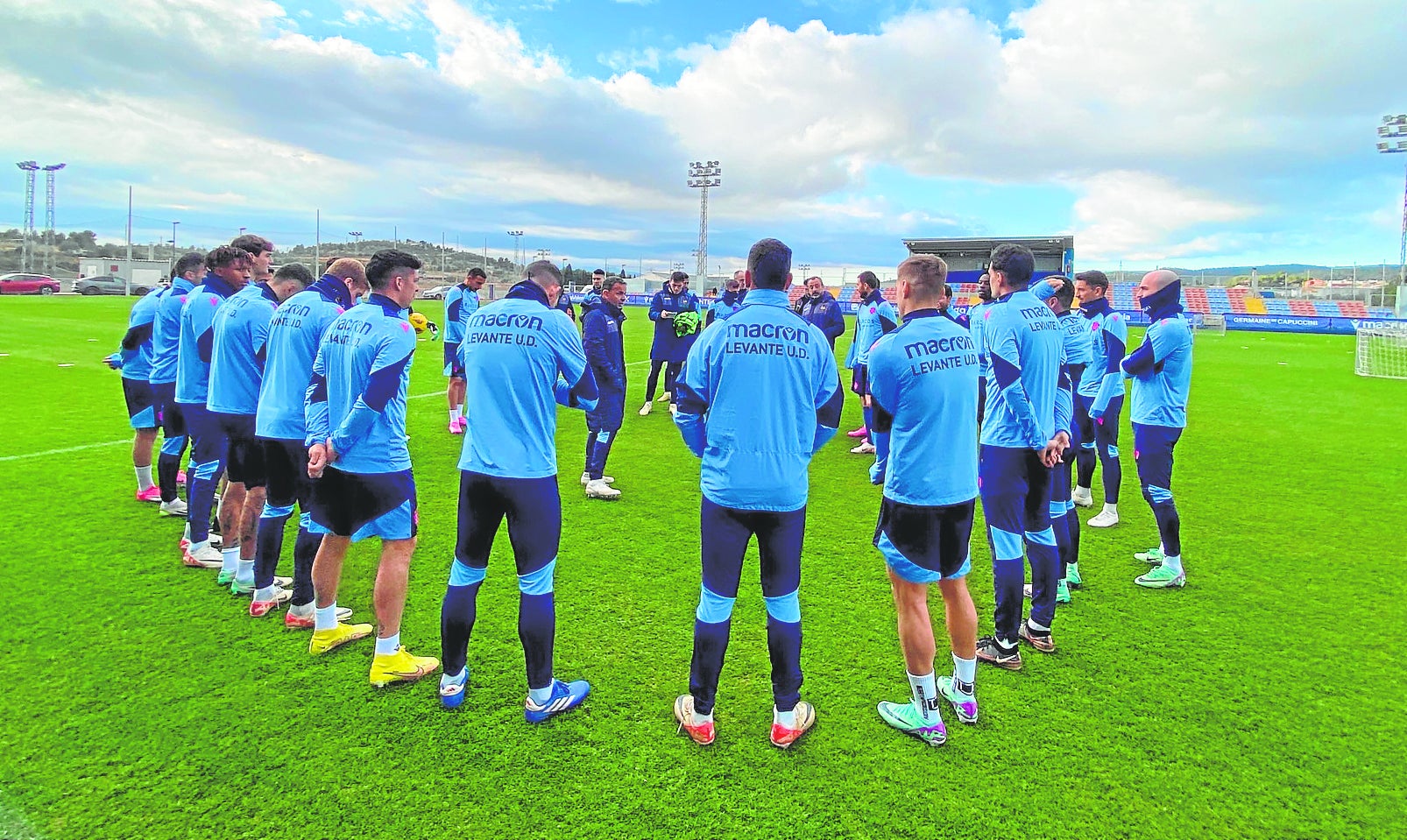 Los jugadores del Levante durante un entrenamiento en Buñol.