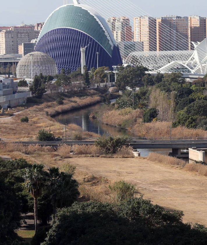 Imagen secundaria 2 - Zona próxima al puerto donde se hará el 'Espai Natzaret', vista general del lecho del río y tramo próximo a la Ciudad de las Artes y las Ciencias, toda la zona que se incluirá en el parque de desembocadura. 