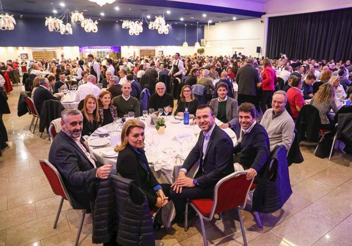 Mompó exhibe músculo y reúne a 700 personas en la cena del PP provincial