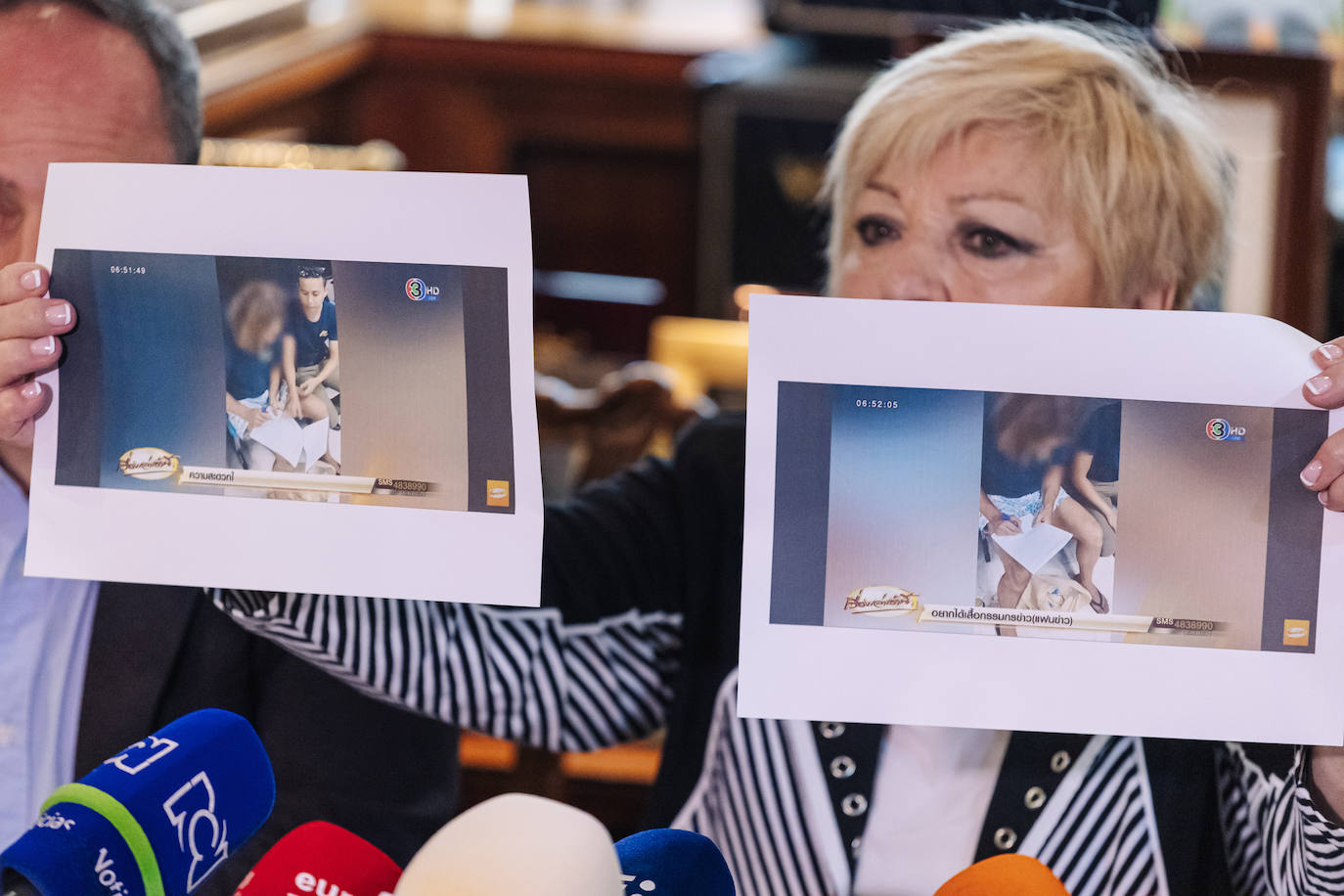 La abogada de Daniel Sancho, Carmen Balfagón, muestra unas imágenes durante la rueda de prensa de este viernes.